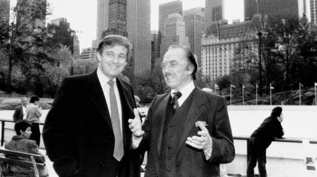 （图说：1987年，特朗普和父亲参加了纽约市中央公园沃尔曼溜冰场的开幕式。图/NY Daily News）