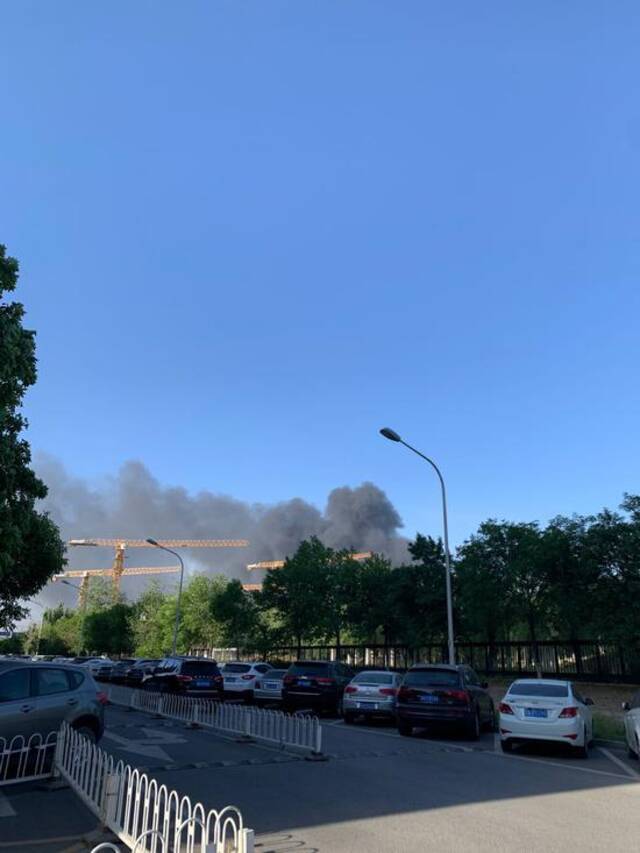 直击北京朝阳化工桥附近火情现场，市民：消防员辛苦了！