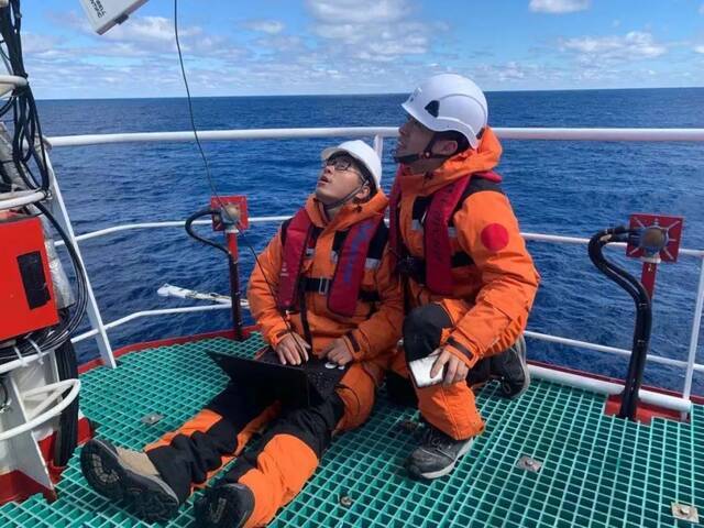 ▲张功博士（左）与科考队员在南极宇航员海调试科学桅涡动通量观测系统（来源：大气科学学院）