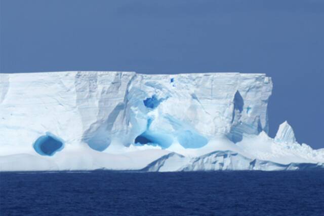 2020年2月1日在南极大陆边缘威德尔海拍摄的海上冰山。图|新华社