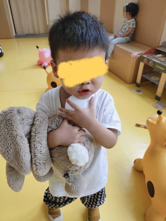 胡千筠的小孩刚上托班时，总抱着他的兔子玩偶
