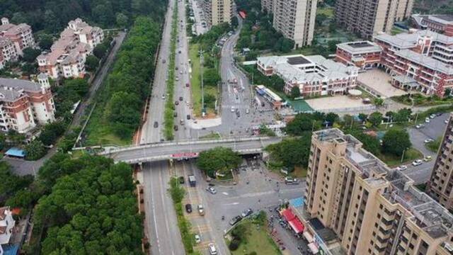 5月8日事发路段航拍，追尾事故地点右侧为一所小学