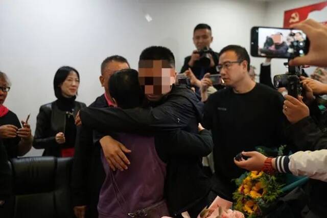 陈波和亲生父母拥抱。渝中警方供图