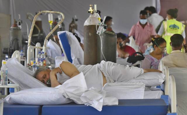 印度哈里亚纳邦，新冠患者在当地一家“氧气中心”中吸氧（资料图）