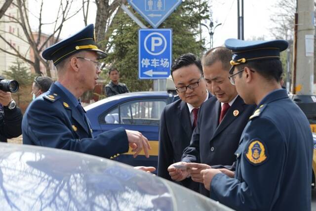 海北州检察院检察官与相关行政部门人员现场了解巡游出租车有关情况。