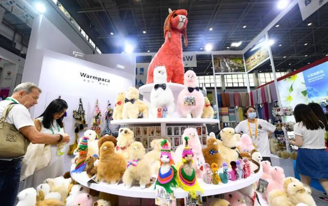 这是在首届消博会上，秘鲁品牌Warmpaca参展商带来参展的羊驼玩偶。新华社记者杨冠宇摄