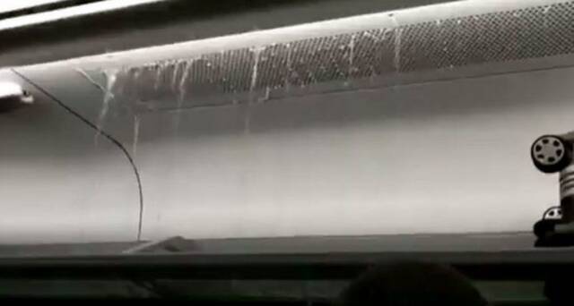  2017年乘客拍摄的日立800型列车内部空调漏水现场图源：社交平台
