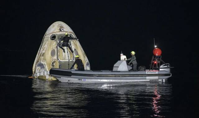 图/视觉中国 5月2日，在国际空间站驻留的4名宇航员乘坐SpaceX的“龙飞船”返回地球。