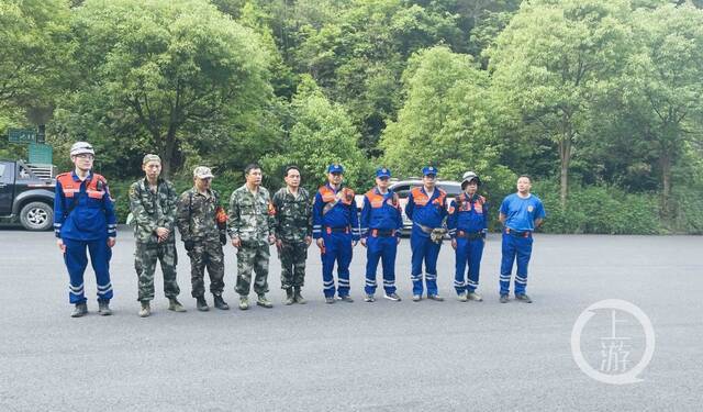 ▲5月9日，浙江杭州，山地救援队员准备继续上山搜寻最后一只金钱豹。摄影/上游新闻记者时婷婷