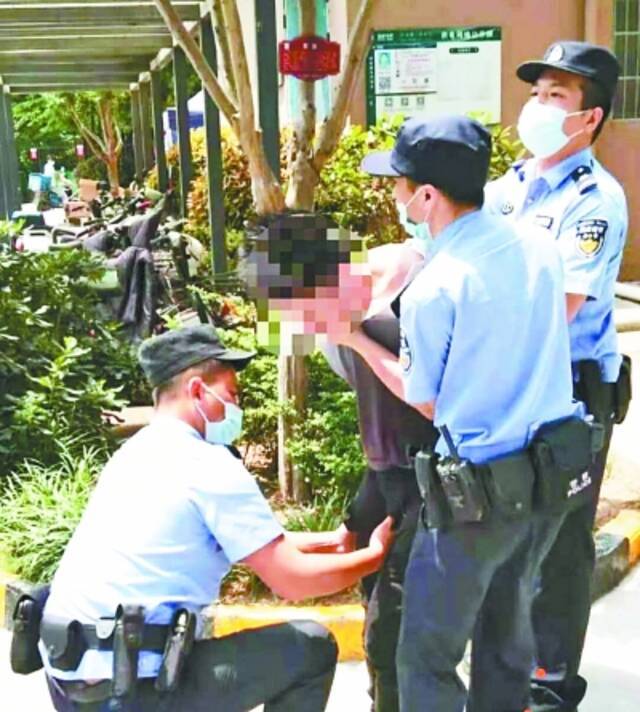 一男子手持利刃威胁前女友复合