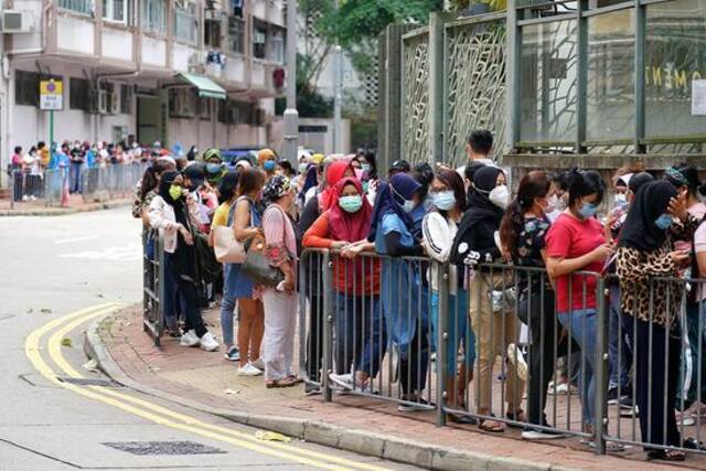 资料图：香港外佣排队参加核酸检测