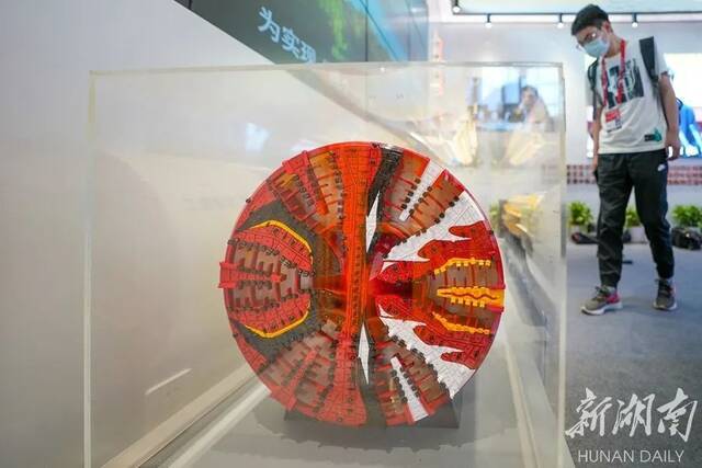 ▲湖南馆的“镇馆之宝”是2020年9月在中国铁建重工集团长沙第一产业园下线的国产最大直径盾构机“京华号”的模型展品。