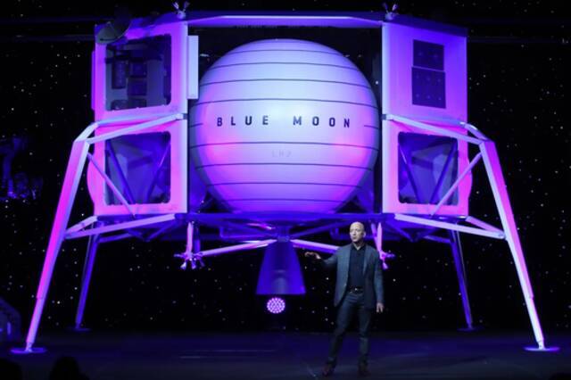 图/视觉中国亚马逊CEO杰夫·贝佐斯展示其月球着陆器