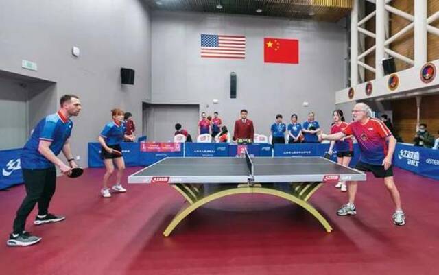 4月10日，中美选手参加乒乓球友谊赛