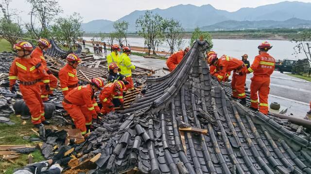 浙江常山一凉亭因强降雨倒塌 7人受伤