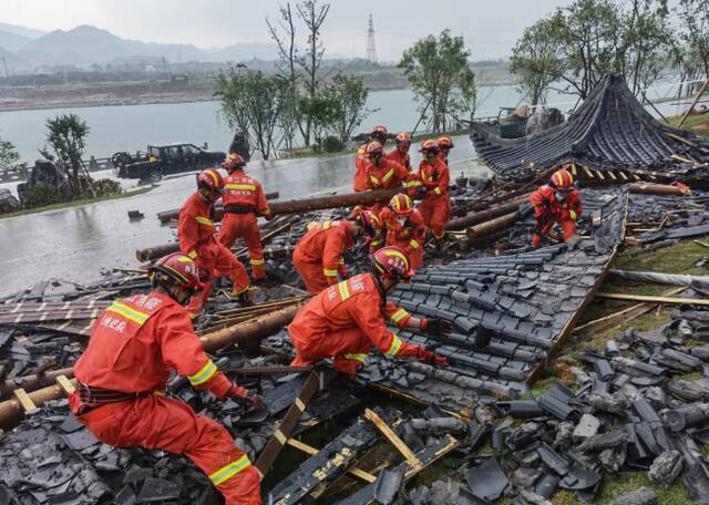 浙江常山一凉亭因强降雨倒塌 7人受伤