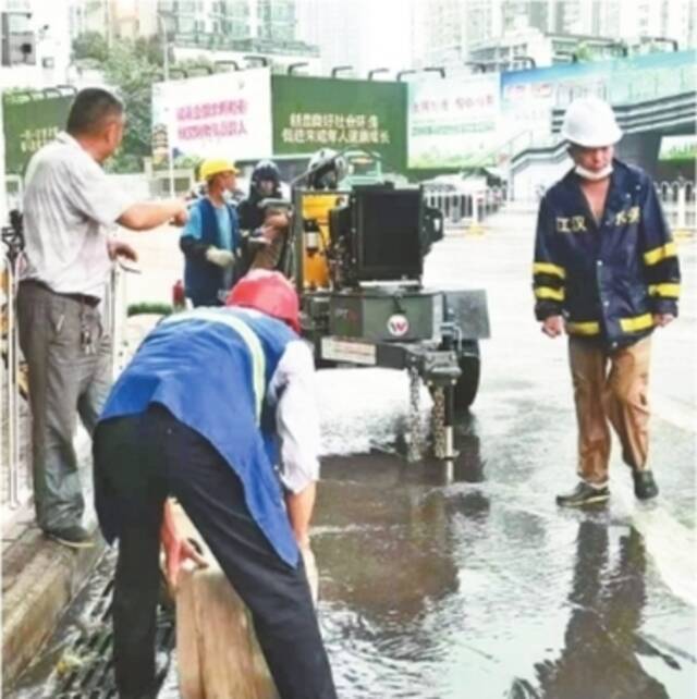 万余城管环卫清理枯枝落叶600吨