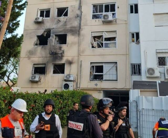 △5月11日清晨以色列阿什凯隆一座公寓楼被火箭弹袭击