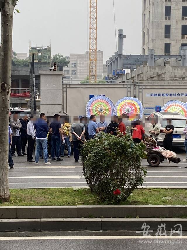 5月11日上午，事发工地前摆起了花圈（目击者供图）