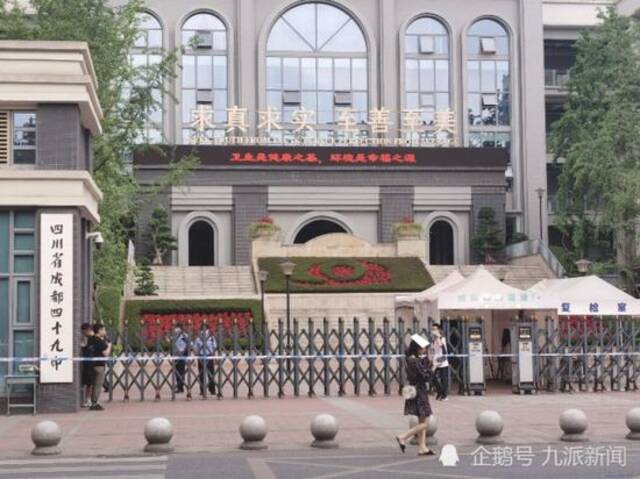 成都49中门口女生举牌被带走，警员：有诉求可通过合理方式提出