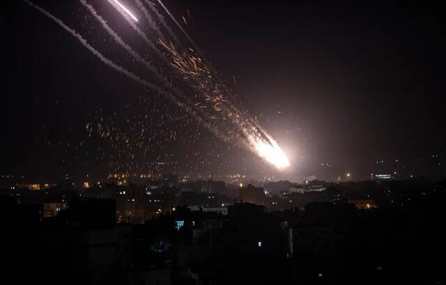 当地时间5月10日，火箭弹从巴勒斯坦加沙地带射向以色列。/IC Photo