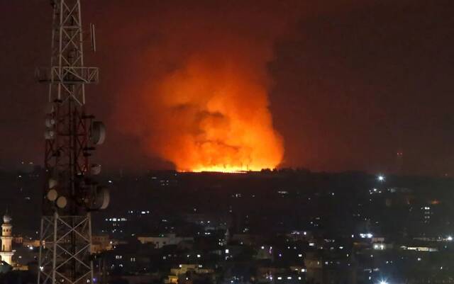 当地时间5月10日，以色列空袭加沙地带，当地浓烟滚滚。/IC Photo