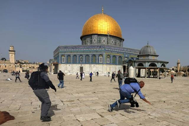 当地时间5月10日，耶路撒冷老城，圣殿山和阿克萨清真寺发生的暴力冲突导致数百人受伤。/IC Photo