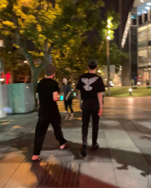 网友偶遇白敬亭散步