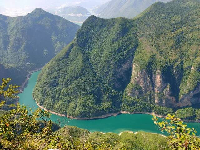 山顶俯瞰巫山发布供图