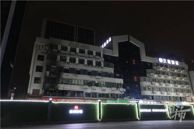 杭州一栋大厦二楼起火 目击者称多人送医