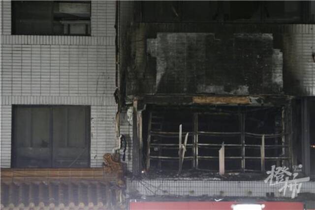 杭州一栋大厦二楼起火 目击者称多人送医