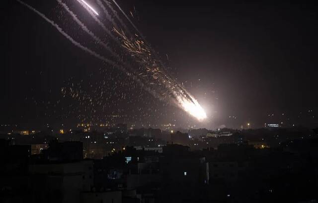 当地时间2021年5月11日，加沙地带，以色列国防军表示，加沙地带的武装人员对以色列的火箭弹袭击仍在继续，已持续10个小时，加沙地带的武装人员向以色列发射超过200枚火箭弹。
