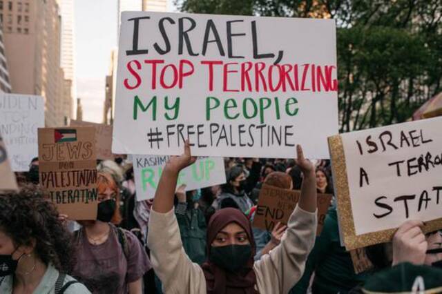 巴勒斯坦民众高举谴责以色列标语