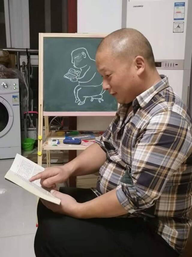 徐世海的大儿子徐浩宇曾在家里的小黑板上为父亲画像。受访者供图