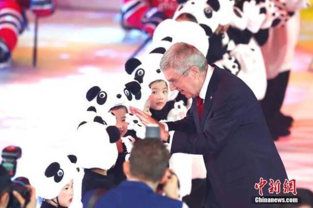 资料图：2020年9月17日，北京2022年冬奥会吉祥物和冬残奥会吉祥物发布活动在北京举行。图为国际奥委会主席巴赫在发布活动上与小演员互动。中新社记者富田摄