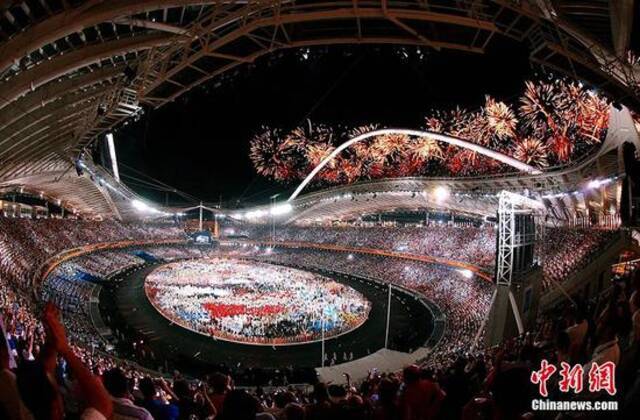 资料图：2004年雅典奥运会开幕式，用庄严的表演展示了这一奥运发源地源远流长的历史，使人重温古代奥运会的神圣和辉煌。