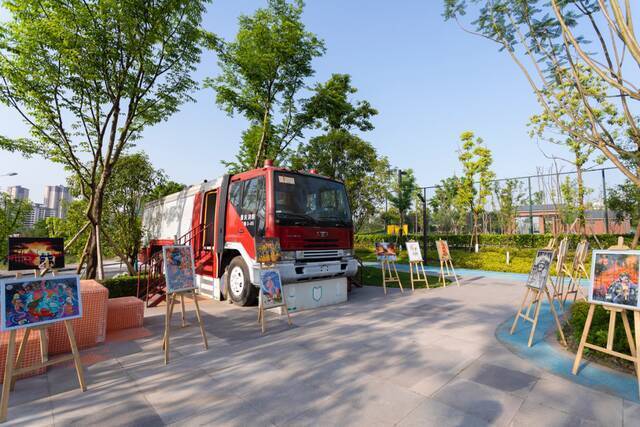 退役后的重庆消防特勤3-05号的消防车，在云竹体育文化公园，继续传递消防安全知识。重庆市消防救援总队供图