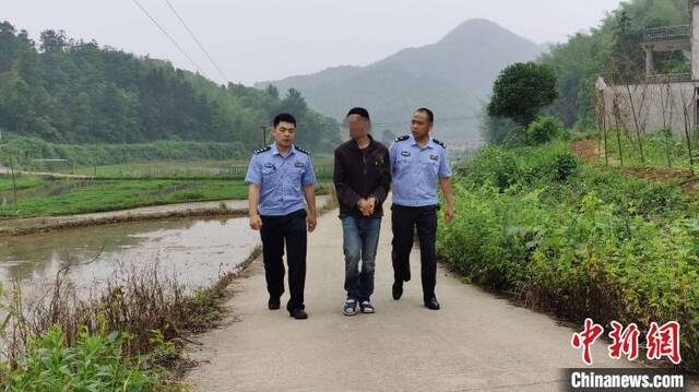 你捉青蛙我“捉”你 湖南桃江一男子夜捕蛙被抓获