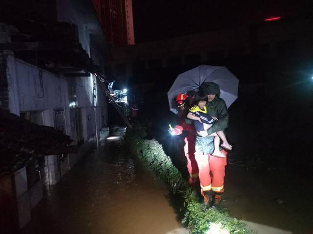 贵州经历入汛最大规模强降水 冰雹、大风、暴雨袭多地