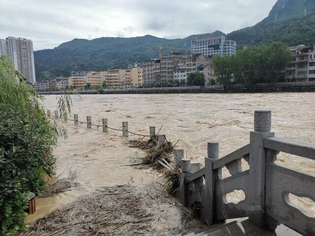 贵州石阡县因暴雨导致县城河流涨水。（贵州省气象局供图）