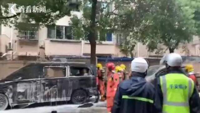 惊险!上海一厢式货车小区内擦撞架空线起火 引燃多车