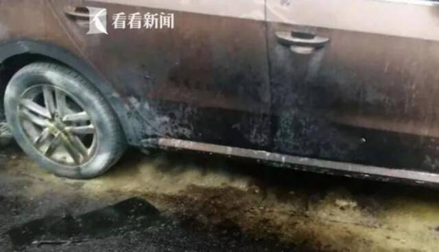 惊险!上海一厢式货车小区内擦撞架空线起火 引燃多车