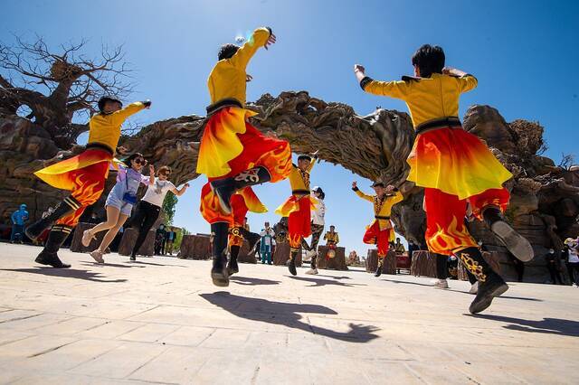4月28日，新疆喀什，民间艺人表演维吾尔族传统古典音乐。
