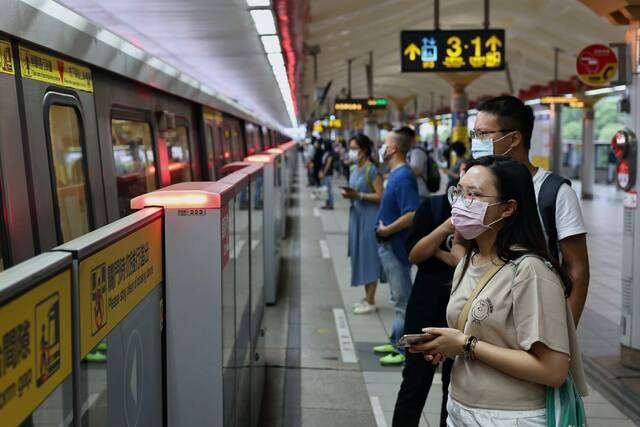 2021年5月11日，台北市，市民戴口罩乘搭捷运。图源：台媒
