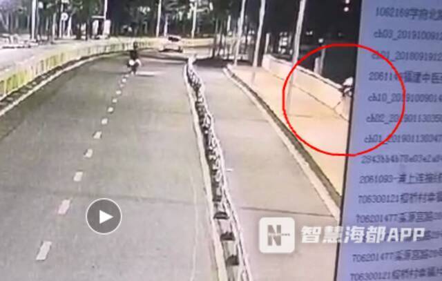 男子起身后再次纵身翻越护栏，整个人消失在视频画面中。