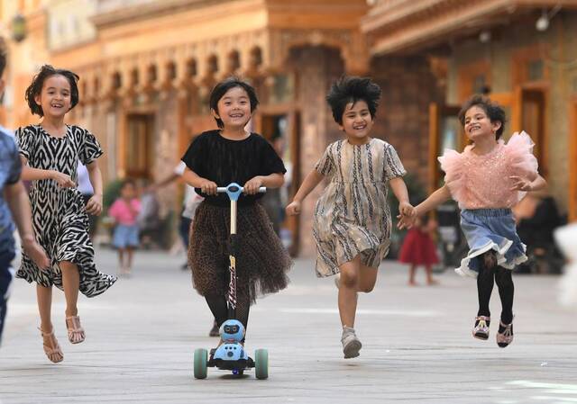 孩子们在新疆和田市团城的鸽子巷玩耍（2020年5月27日摄）。新华社记者沙达提摄