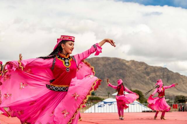 演员在新疆塔什库尔干塔吉克自治县端午节群众性文化体育活动现场表演（2020年6月25日摄）。新华社记者胡虎虎摄