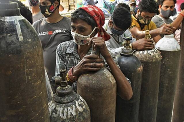 印度民众排队等候氧气补给