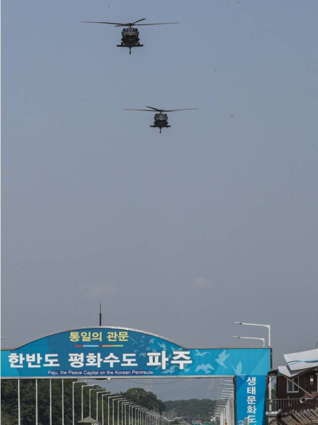 美国家情报总监视察板门店后，乘直升机离开。