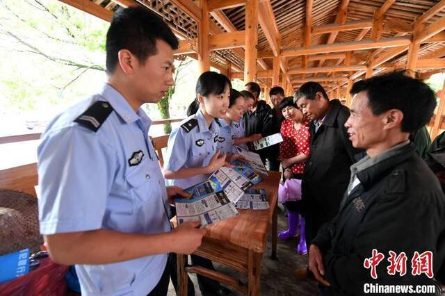 民警与协警深入乡村进行反诈骗宣传。王东明摄